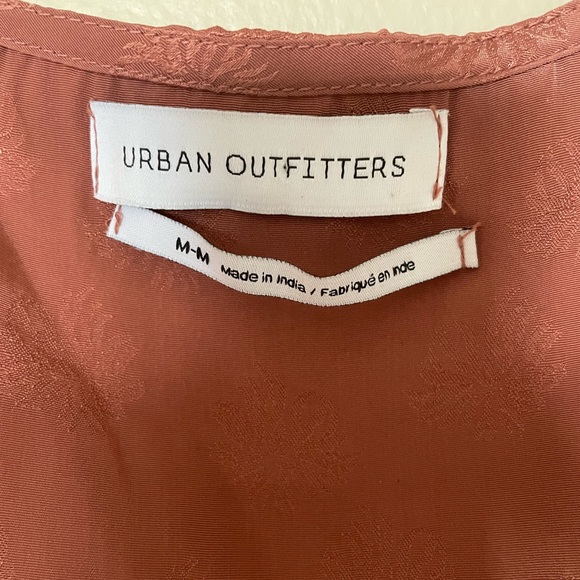Urban Outfitters Patterned Silky Cropped Copper Blouse Size Medium - Picture 2 of 8